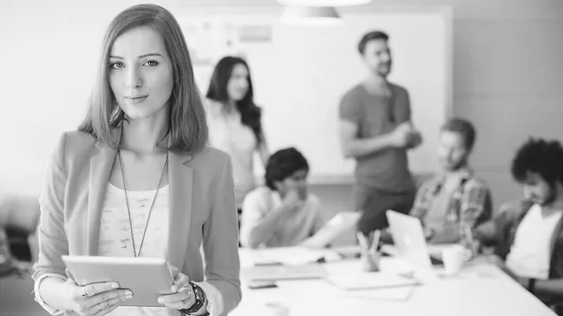 Comparación entre community manager y agencia de contenido para negocios en Ecuador